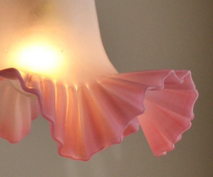ペンダントライト　照明・ライティング　ピンクのフリルがフェミニンなアンティーク天井付け照明（ペンダントライト）（コード・丸球付き）。シェードから漏れる光に癒されます。(k-1593-z)