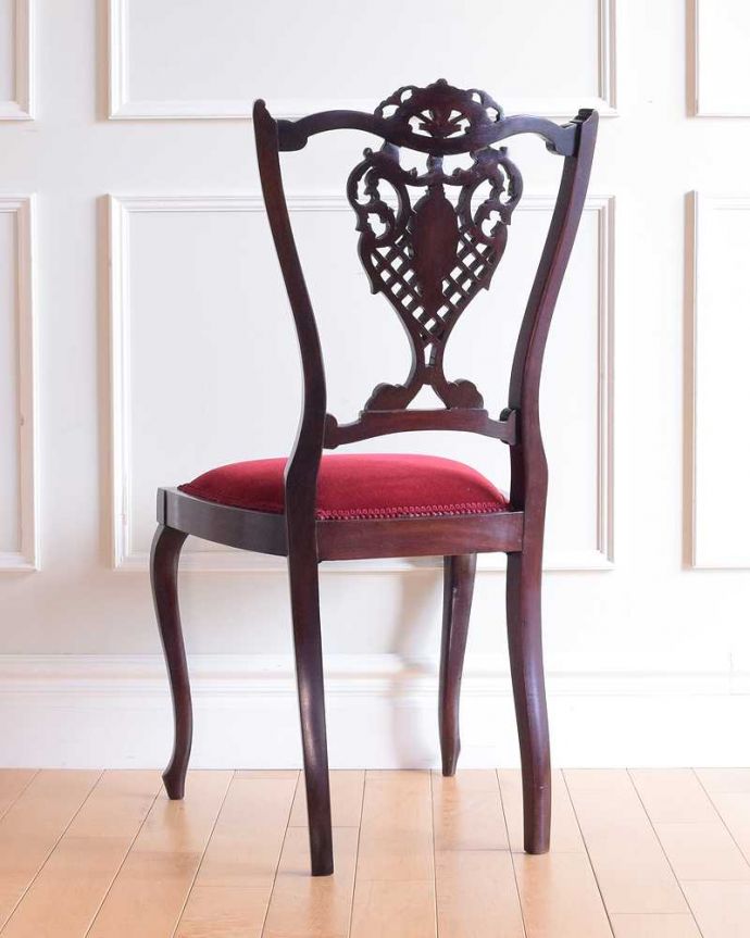 ダイニングチェア　アンティーク チェア　繊細な透かし彫りが施された英国輸入のアンティークサイドチェア（サロンチェア）。後ろ姿にも自信アリ並べた時に後ろから見ることも多い椅子。(k-1595-c)