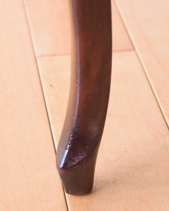 ダイニングチェア　アンティーク チェア　繊細な透かし彫りが施された英国輸入のアンティークサイドチェア（サロンチェア）。床を滑らせて移動出来ますHandleではアンティークチェアの脚の裏にフェルトキーパーをお付けしています。(k-1595-c)