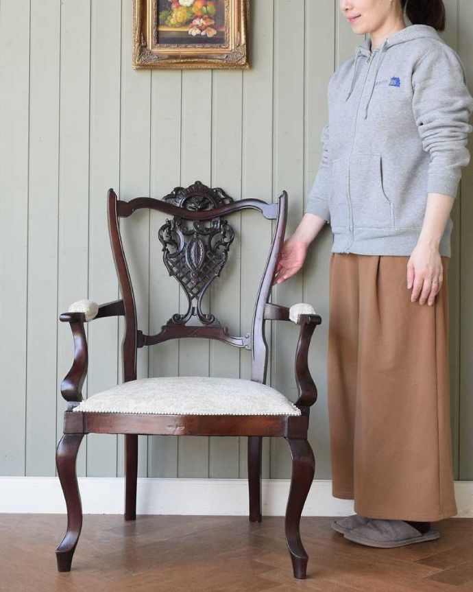 サロンチェア　アンティーク チェア　透かし彫りが繊細で美しい1890年代のアンティークアームチェア。「見る」だけで幸せになるアンティークの椅子最高級のアンティークチェアは、座って使う楽しみ以外に目で見て楽しめます。(k-1596-c)