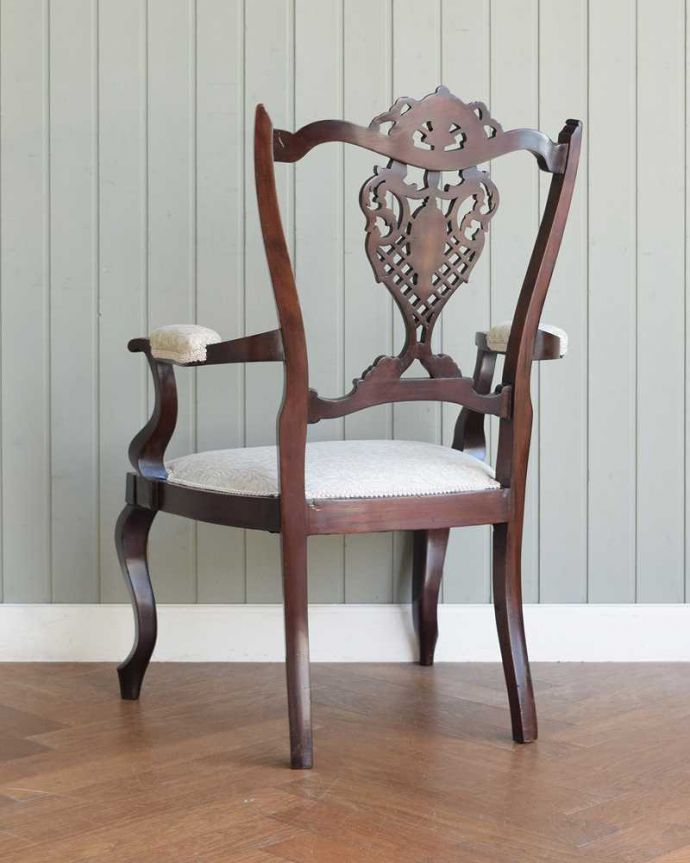 サロンチェア　アンティーク チェア　透かし彫りが繊細で美しい1890年代のアンティークアームチェア。後ろ姿も上品です並べた時に後ろから見ることも多い椅子。(k-1596-c)