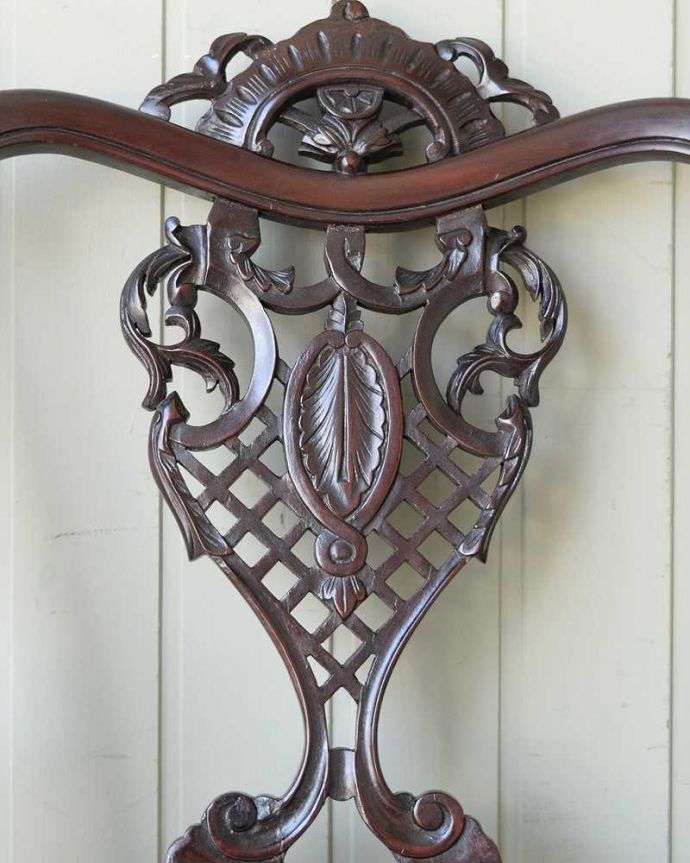 サロンチェア　アンティーク チェア　透かし彫りが繊細で美しい1890年代のアンティークアームチェア。うっとりするほど細かい細工まだ機械の発達していない時代に、手作業で作られた細かい細工。(k-1596-c)