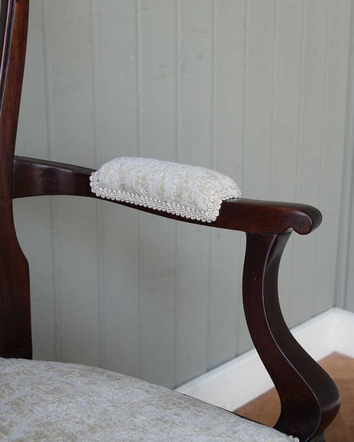 サロンチェア　アンティーク チェア　透かし彫りが繊細で美しい1890年代のアンティークアームチェア。アーム部分にも注目肘を掛けておけるアームチェアは座ったときにやっぱりラク。(k-1596-c)