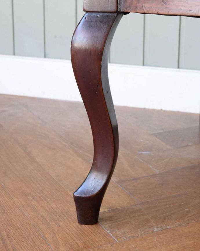 サロンチェア　アンティーク チェア　透かし彫りが繊細で美しい1890年代のアンティークアームチェア。床を滑らせて移動出来ますHandleではアンティークチェアの脚の裏にフェルトキーパーをお付けしています。(k-1596-c)