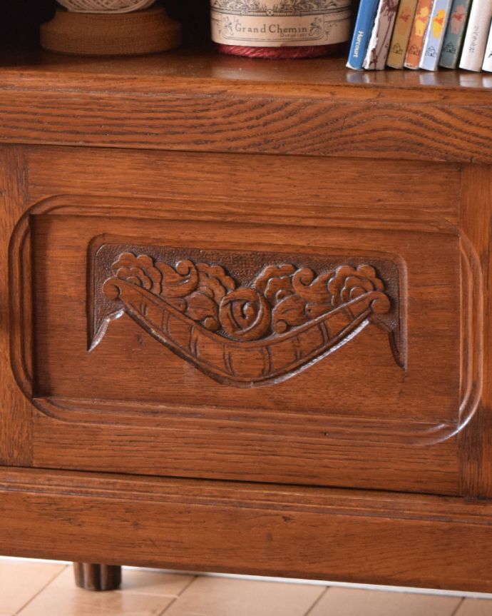 アンティークのキャビネット　アンティーク家具　南仏スタイルのアンティーク家具、天然石天板のベッドサイドカップボード。小さな扉ですが、贅沢に丁寧な彫りが施されています。(k-1599-f)