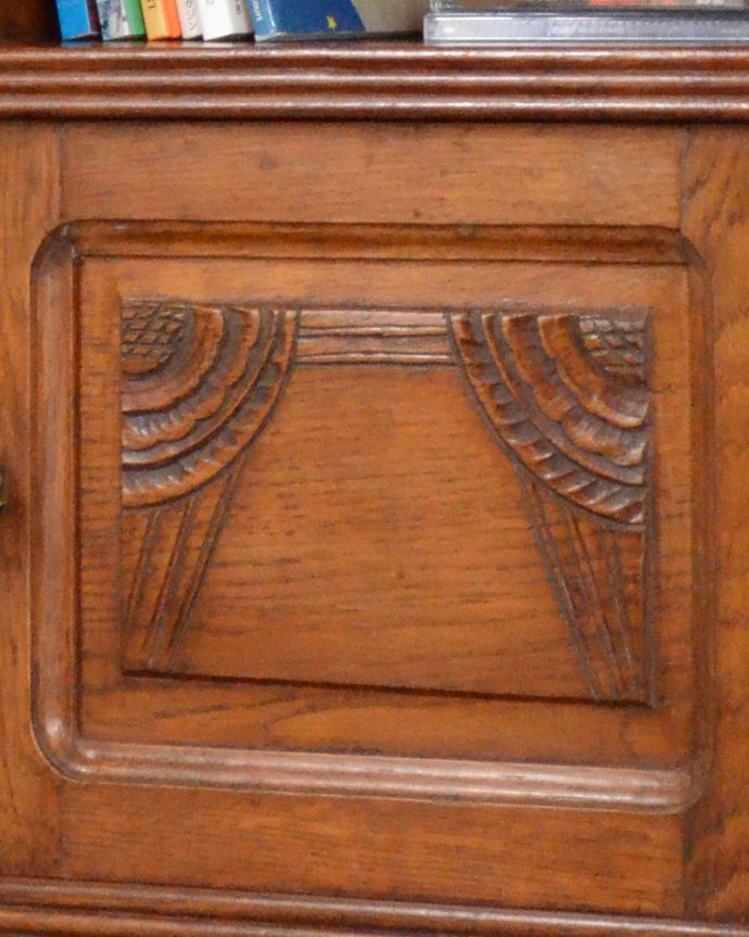 アンティークのキャビネット　アンティーク家具　フランスのアンティーク家具、大理石天板のベッドサイドカップボード。小さな扉ですが、贅沢に丁寧な彫りが施されています。(k-1600-f)