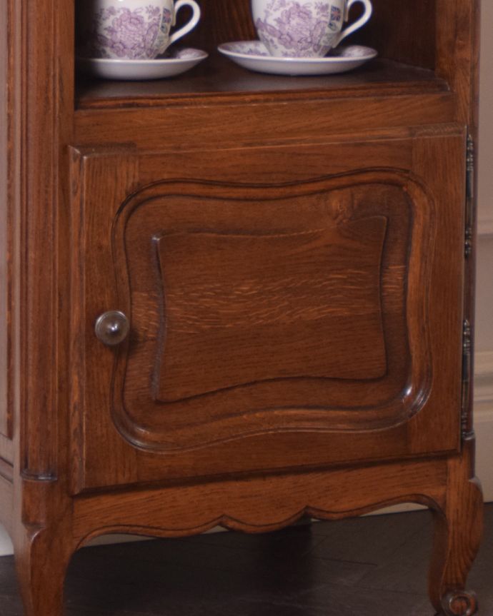 アンティークのキャビネット　アンティーク家具　ベッドサイドに置いて使えるフランス輸入のアンティーク家具、ベッドサイドカップボード。しなやかな曲線の装飾が扉に刻まれています。(k-1601-f-1)