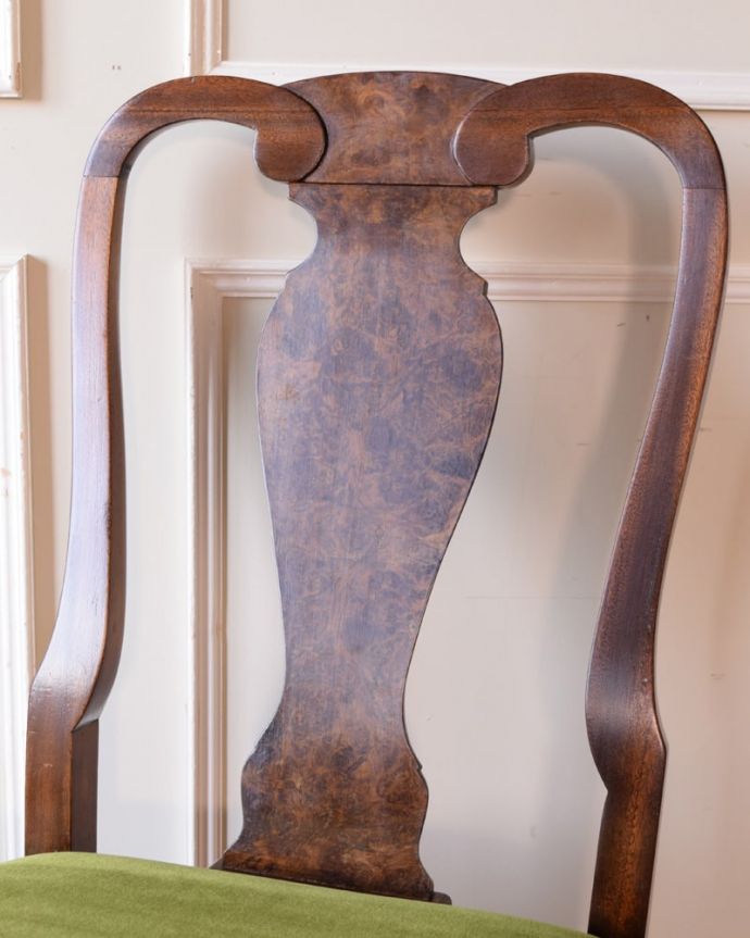 ダイニングチェア　アンティーク チェア　英国から届いたアンティークチェア、ウォールナット材の木目が美しいクイーンアンチェア。ベースバックに描かれた花瓶クイーンアンチェアの一番の特長が曲線を描く背もたれ平板。(k-1602-c)
