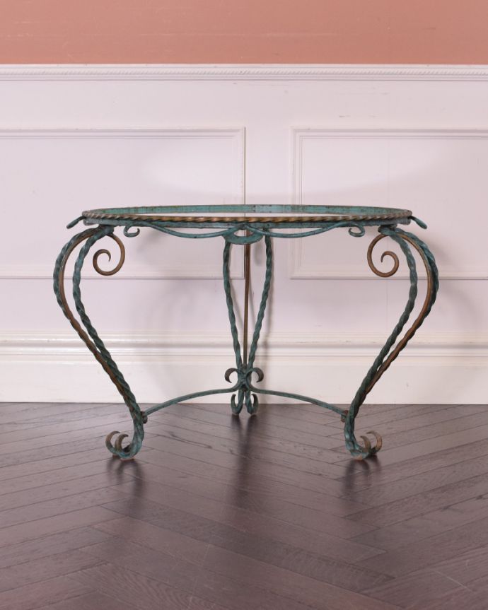 アンティークのテーブル　アンティーク家具　おシャレなアイアン脚のアンティークガラストップコーヒーテーブル。脚のデザインが凝っていますが、奥行が浅く圧迫感はありません。(k-1602-f)