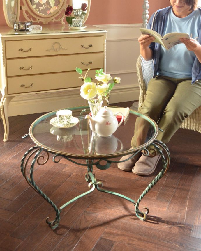 アンティークのテーブル　アンティーク家具　おシャレなアイアン脚のアンティークガラストップコーヒーテーブル。クルンとしたアイアン脚で合わせれば、あっという間にお部屋の中が華やかになります。(k-1602-f)