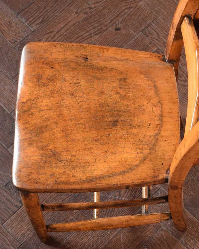 チャーチチェア　アンティーク チェア　イギリス輸入のアンティーク椅子、聖書ボックス付きのチャペルチェア。座面に隠されたヒミツ日曜礼拝で長時間座っていても疲れないように、お尻と太もも部分に彫が入っているんです。(k-1603-c)