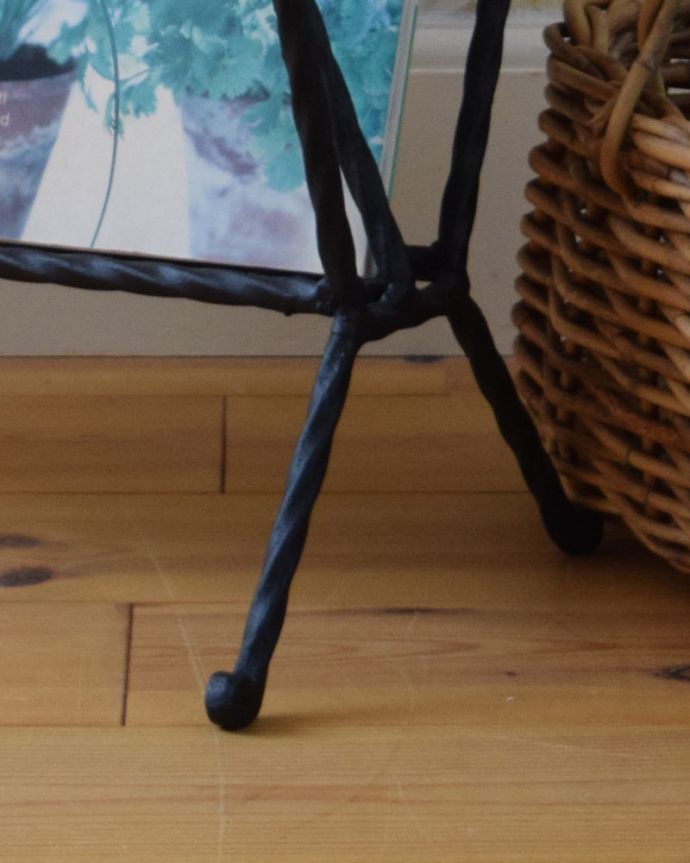 マガジンラック　アンティーク家具　フランスで見つけたお洒落なアイアン製のアンティークマガジンラック。丸い脚先のデザインが可愛らしいです。(k-1603-f)