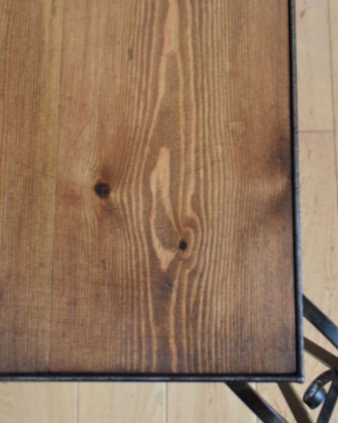 ロイドテーブル　アンティーク家具　フランスで見つけたアンティーク家具、木製天板×アイアン脚がおしゃれなコーヒーテーブル（オケージョナルテーブル）。木目もキレイに出ています。(k-1604-f)
