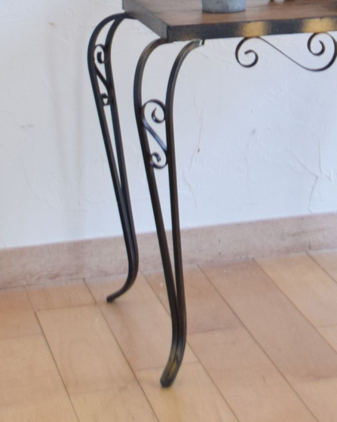 ロイドテーブル　アンティーク家具　フランスで見つけたアンティーク家具、木製天板×アイアン脚がおしゃれなコーヒーテーブル（オケージョナルテーブル）。脚のデザインが女性らしくキレイです。(k-1604-f)