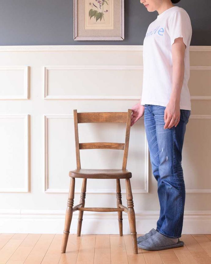 キッチンチェア　アンティーク チェア　素朴であたたかい雰囲気のアンティークキッチンチェア（ダイニングチェア）。なんとも言えない「あたたかさ」が感じられる椅子家庭のキッチンで使われていた素朴なデザインの椅子は、なんだかほっこりあたたかい雰囲気なんです。(k-1607-c)