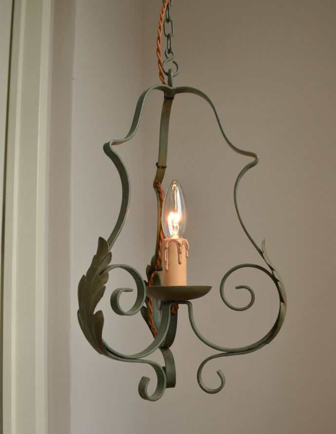 シャンデリア　照明・ライティング　大人フレンチなアンティーク照明、ペイント仕上げのフランスで見つけたランプ（Ｅ17シャンデリア球付）。シンプルなデザインなので、飽きることなく長くお使いいただけます。(k-1607-z)