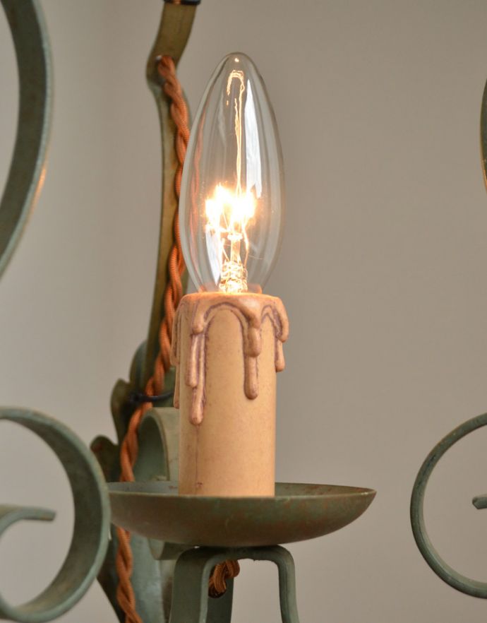 シャンデリア　照明・ライティング　大人フレンチなアンティーク照明、ペイント仕上げのフランスで見つけたランプ（Ｅ17シャンデリア球付）。本物のキャンドルにも見える装飾です。(k-1607-z)