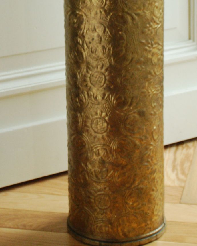 シルバーのテーブルウェア　アンティーク雑貨　ゴールドの風合いたっぷりのアンティークアンブレラスタンド。美しく変化した真鍮製のボディにはひまわりの花がたっぷりと咲いています。(k-1609-f)
