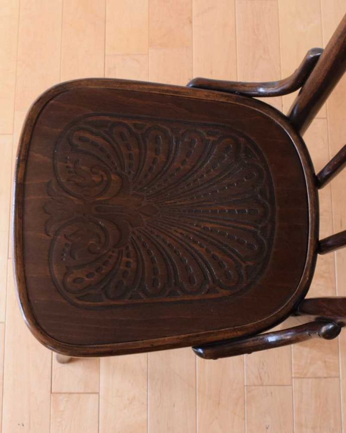 ベントウッドチェア　アンティーク チェア　英国のアンティーク椅子、曲げ木のきれいなユーバックタイプのベントウッドチェア。座面にも個性があります背もたれだけじゃなく座面にも注目！丸みを帯びた可愛い座面がベントウッドの特長です。(k-1611-c)