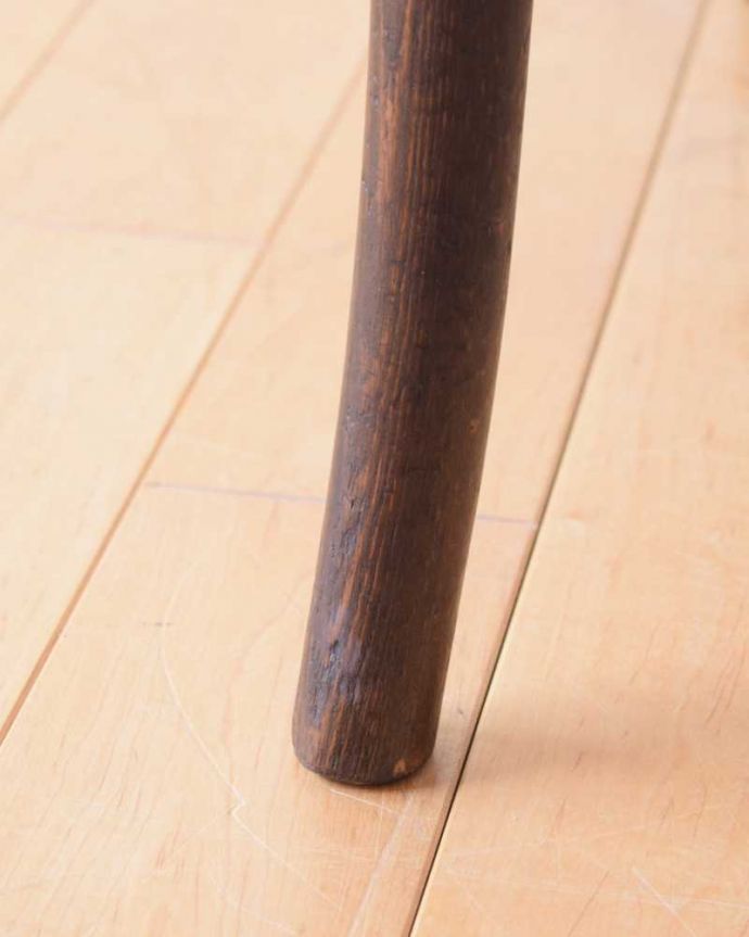 ベントウッドチェア　アンティーク チェア　英国のアンティーク椅子、曲げ木のきれいなユーバックタイプのベントウッドチェア。移動もラクラクHandleのアンティークチェアの脚の裏には、フェルトキーパーをお付けしていますので、床を滑らせてお使い頂けます。(k-1611-c)
