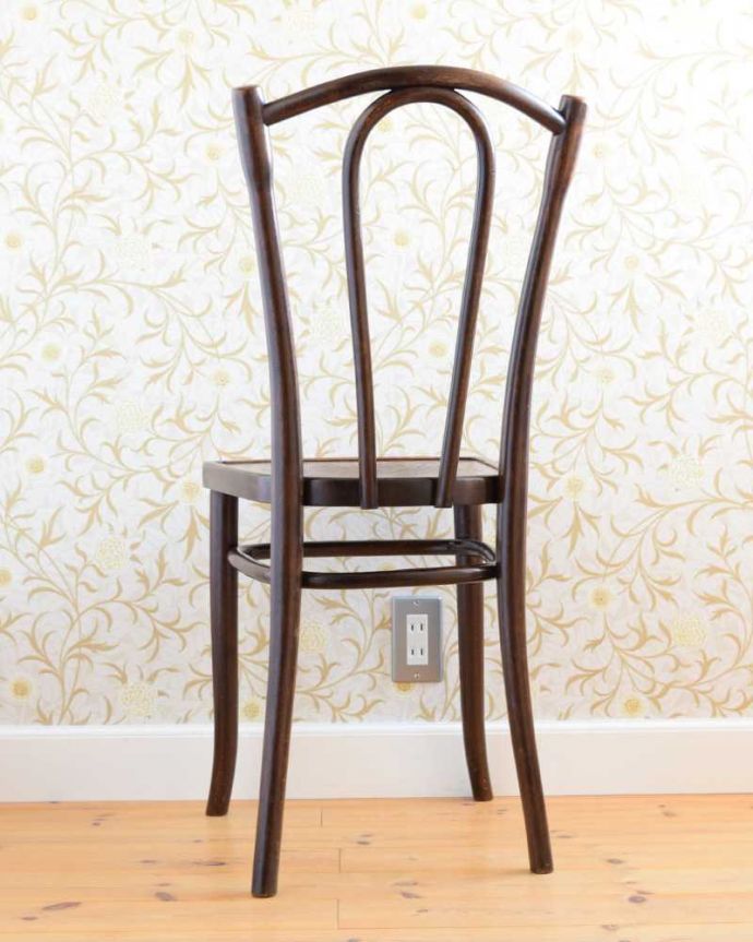 ベントウッドチェア　アンティーク チェア　英国のアンティーク椅子、曲げ木が美しいベントウッドチェア(トーネットチェア)。後ろ姿にも自信があります！アンティークは新品ではないので経年変化によるキズはありますが、しっかり修復して組み直したので安心して座って頂けます。(k-1612-c)