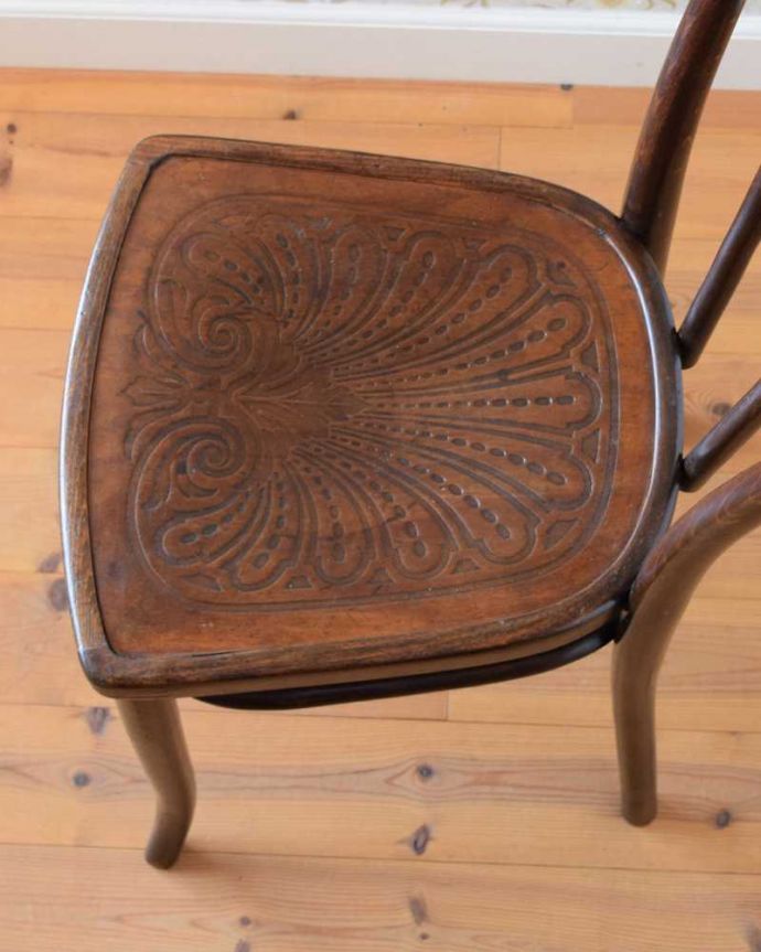 ベントウッドチェア　アンティーク チェア　英国のアンティーク椅子、曲げ木が美しいベントウッドチェア(トーネットチェア)。座面にも個性があります背もたれだけじゃなく座面にも注目！丸みを帯びた可愛い座面がベントウッドの特長です。(k-1612-c)