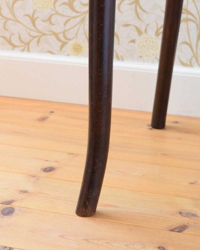 ベントウッドチェア　アンティーク チェア　英国のアンティーク椅子、曲げ木が美しいベントウッドチェア(トーネットチェア)。移動もラクラクHandleのアンティークチェアの脚の裏には、フェルトキーパーをお付けしていますので、床を滑らせてお使い頂けます。(k-1612-c)