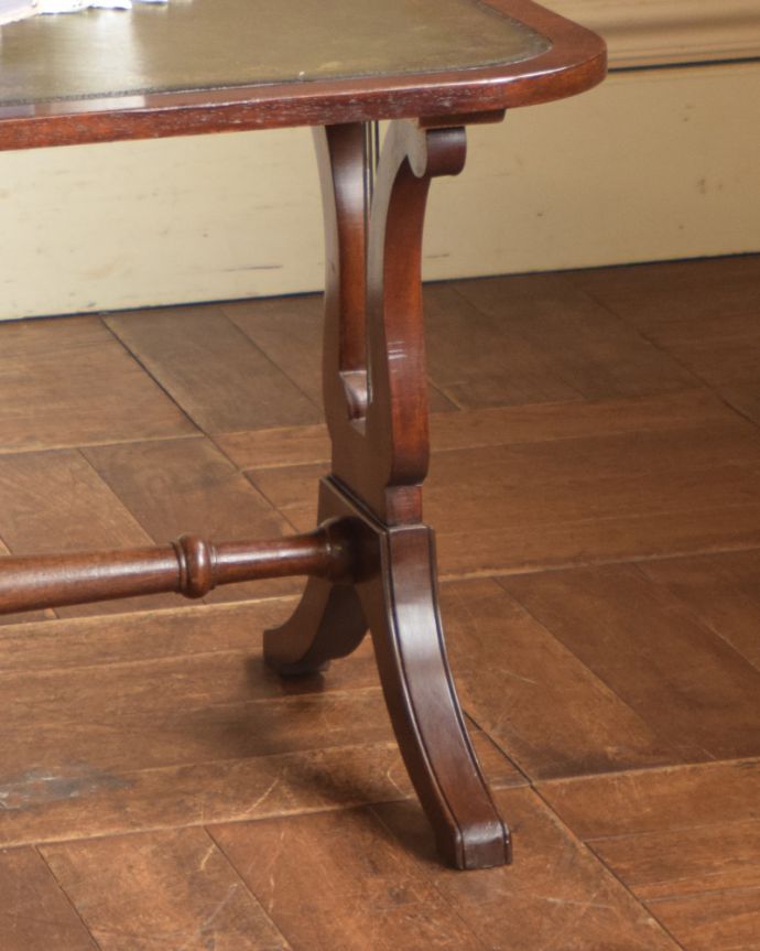 ロイドテーブル　アンティーク家具　クラシカルな雰囲気漂う、レザー張りのアンティークコーヒーテーブル。脚先にまでこだわった装飾が入っています。(k-1613-f)