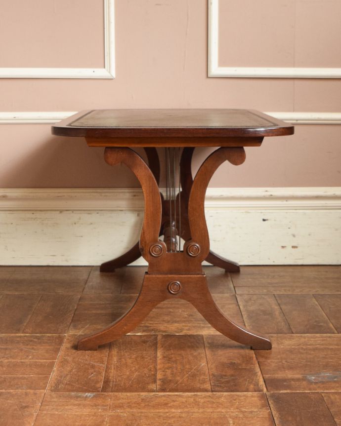 ロイドテーブル　アンティーク家具　クラシカルな雰囲気漂う、レザー張りのアンティークコーヒーテーブル。大人っぽいカラーで落ち着きがあります。(k-1613-f)