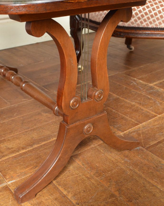 ロイドテーブル　アンティーク家具　クラシカルな雰囲気漂う、レザー張りのアンティークコーヒーテーブル。ハープをモチーフした脚の装飾は、優雅な雰囲気が漂います。(k-1613-f)