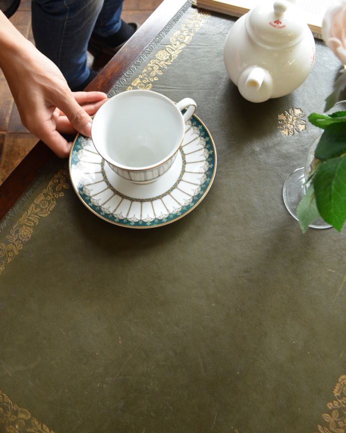 ロイドテーブル　アンティーク家具　クラシカルな雰囲気漂う、レザー張りのアンティークコーヒーテーブル。革張りは高級感があります。(k-1613-f)