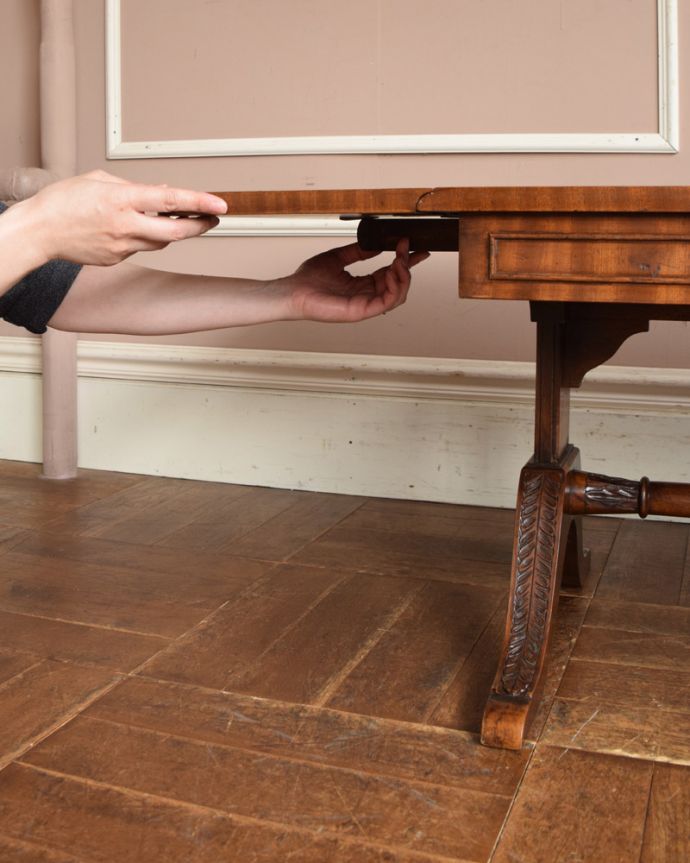 ロイドテーブル　アンティーク家具　使い勝手が良い伸張式タイプ、レザー張りのアンティークコーヒーテーブル。広げるのはとっても簡単。(k-1614-f)