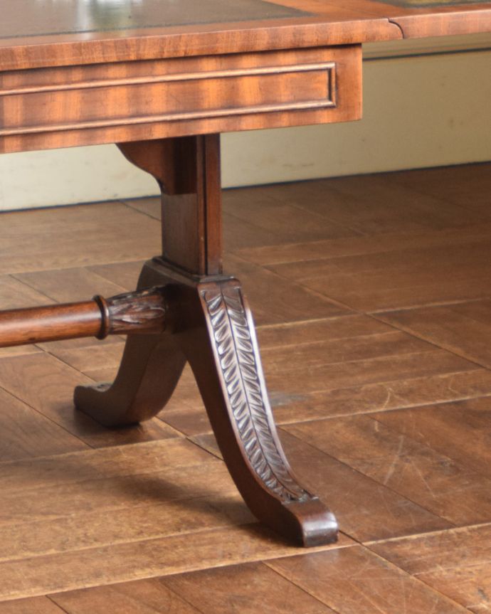 ロイドテーブル　アンティーク家具　使い勝手が良い伸張式タイプ、レザー張りのアンティークコーヒーテーブル。脚先にまでこだわった装飾が入っています。(k-1614-f)