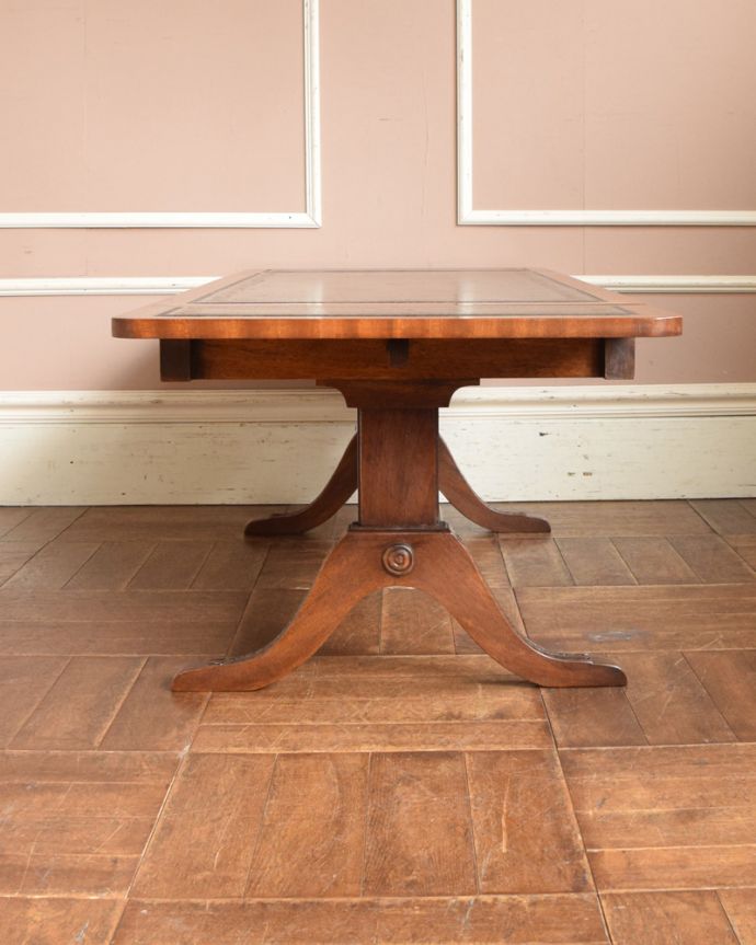 ロイドテーブル　アンティーク家具　使い勝手が良い伸張式タイプ、レザー張りのアンティークコーヒーテーブル。きちんとお直ししていますので、しっかりとした安定感があります。(k-1614-f)