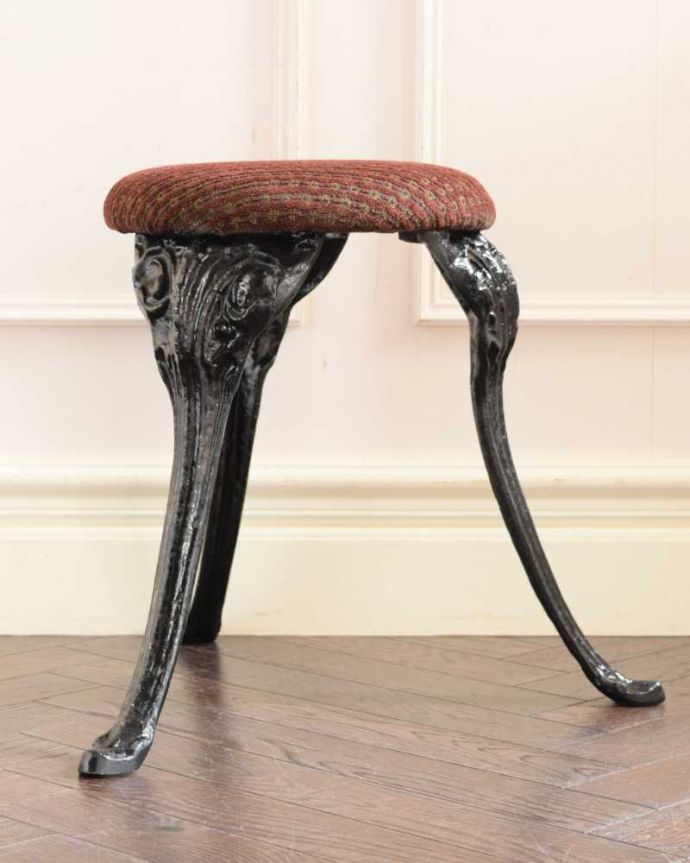 英国で見つけた椅子、アイアンの３本脚がかっこいいアンティークパブ