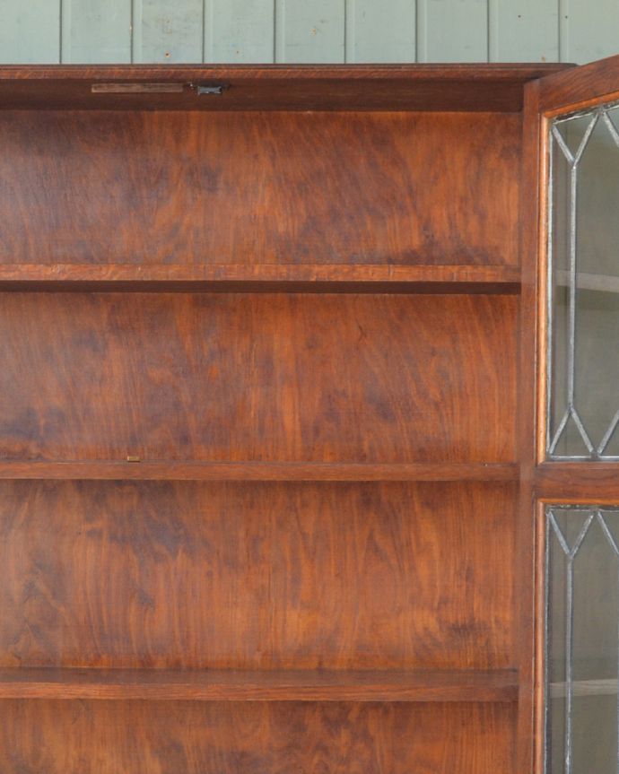 アンティークのキャビネット　アンティーク家具　英国より入荷のアンティーク家具、美しいガラス扉のブックケース。棚板は取り外すことも可能です。(k-1616-f)