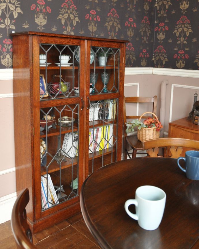アンティークのキャビネット　アンティーク家具　英国より入荷のアンティーク家具、美しいガラス扉のブックケース。本棚でも食器棚でも･･･六角形の幾何学デザインのガラス扉。(k-1616-f)