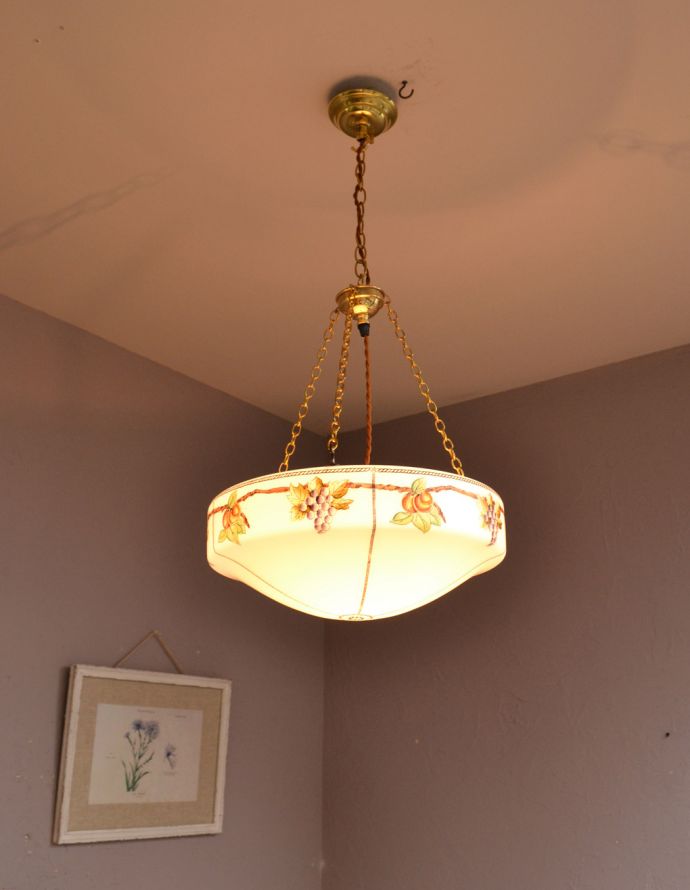 シャンデリア　照明・ライティング　イギリスから届いた貴重なフルーツ模様のアンティークハンギングボウル（照明）（Ｅ26球付）。とっても美しい照明の明かりでお部屋に安らぎをプラス。(k-1616-z)