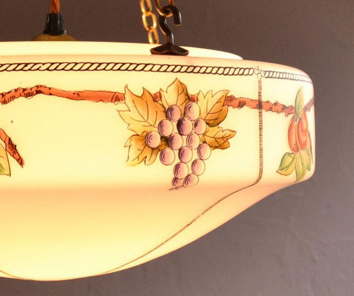 シャンデリア　照明・ライティング　イギリスから届いた貴重なフルーツ模様のアンティークハンギングボウル（照明）（Ｅ26球付）。アンティークのみ見ることの出来る輝きを、ぜひお家で楽しんで下さいね。(k-1616-z)