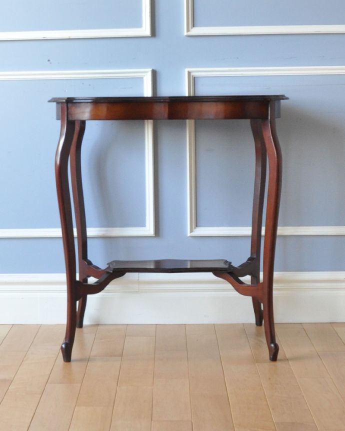 アンティークのテーブル　アンティーク家具　アンティークのマホガニー材を使った英国家具、脚の曲線美が優雅なオケージョナルテーブル 。細くて繊細なラインが美しい脚。(k-1617-f)