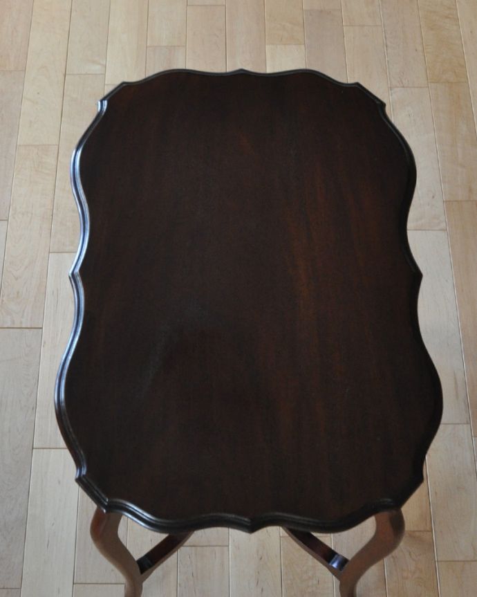 アンティークのテーブル　アンティーク家具　アンティークのマホガニー材を使った英国家具、脚の曲線美が優雅なオケージョナルテーブル 。天板です。(k-1617-f)