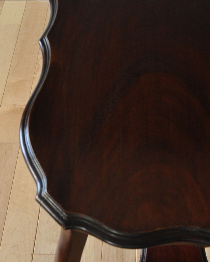 アンティークのテーブル　アンティーク家具　アンティークのマホガニー材を使った英国家具、脚の曲線美が優雅なオケージョナルテーブル 。高級感のある木目です。(k-1617-f)