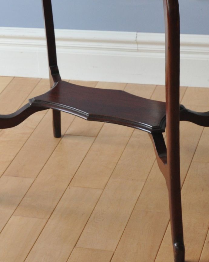 アンティークのテーブル　アンティーク家具　アンティークのマホガニー材を使った英国家具、脚の曲線美が優雅なオケージョナルテーブル 。下にはちょっとした物置があります。(k-1617-f)