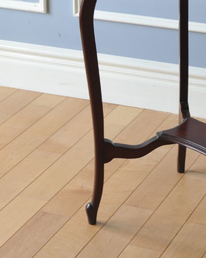 アンティークのテーブル　アンティーク家具　アンティークのマホガニー材を使った英国家具、脚の曲線美が優雅なオケージョナルテーブル 。細い脚先が繊細でステキ。(k-1617-f)