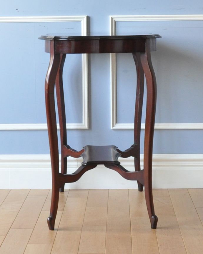 アンティークのテーブル　アンティーク家具　アンティークのマホガニー材を使った英国家具、脚の曲線美が優雅なオケージョナルテーブル 。※アンティークは新品ではないので、経年変化によるキズはありますが、専門の職人によって目立たないようにキレイにお直しをしています。(k-1617-f)