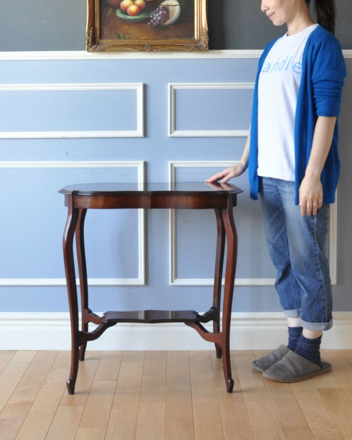 アンティークのテーブル　アンティーク家具　アンティークのマホガニー材を使った英国家具、脚の曲線美が優雅なオケージョナルテーブル 。そっと壁に付けて置くだけで、オシャレな雰囲気に。(k-1617-f)