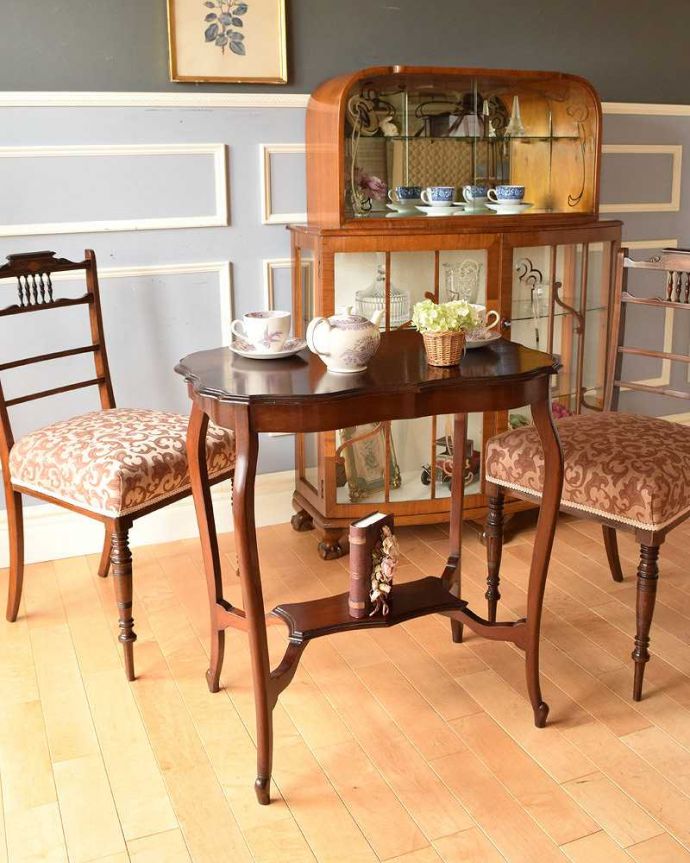 アンティークのテーブル　アンティーク家具　アンティークのマホガニー材を使った英国家具、脚の曲線美が優雅なオケージョナルテーブル 。。(k-1617-f)