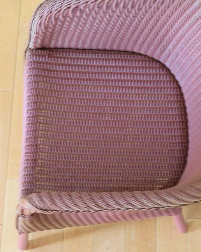 ロイドルーム　アンティーク チェア　ベビーピンクのアンティークチェア、ゆったりと過ごせるロイドルームチェア。しっかり編み込まれているので座り心地抜群です座面は広々していて、キレイにペイントされています。(k-1618-c)