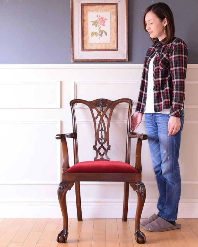 サロンチェア　アンティーク チェア　背もたれと足先が美しいアンティークの椅子チッペンデールチェア。250年以上愛され続けるチッペンデールチェア上質な雰囲気が漂うチッペンデールチェアは、座るためだけじゃなく、目でも楽しめる椅子です。(k-1619-c)