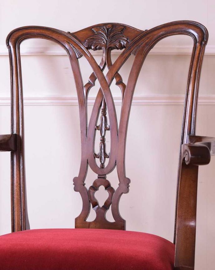 サロンチェア　アンティーク チェア　背もたれと足先が美しいアンティークの椅子チッペンデールチェア。ゴシックスタイルのエレガントなデザインチッペンデールがゴシック建築物や窓枠からインスプレーションを得た美しい装飾。(k-1619-c)